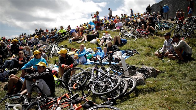 Fanouci na Izoardu ekaj na pjezd nejlepch cyklist v osmnct etap Tour de France.