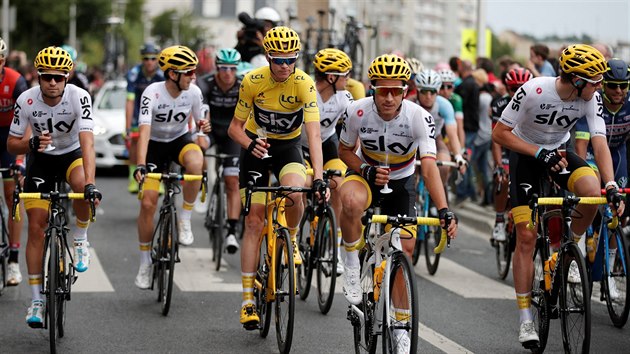 NA ZDRAV. Chris Froome slav svj tvrt titul na Tour de France bhem posledn etapy do Pae.