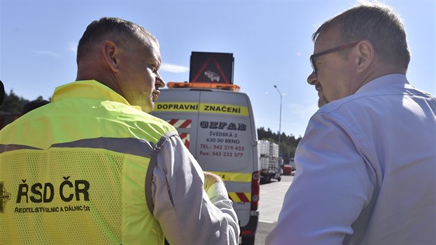 Ministr dopravy Dan Ťok (vpravo) si 20. července prohlédl nový úsek opravené dálnice D1 mezi Velkou Bíteší na Žďársku a Devíti kříži na Brněnsku.