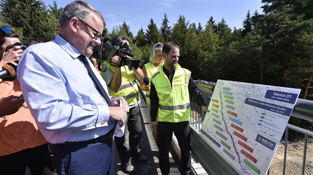 Ministr dopravy Dan ok (vlevo) si 20. ervence prohldl nov sek opraven dlnice D1 mezi Velkou Bte na rsku a Devti ki na Brnnsku.