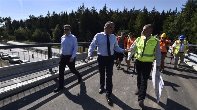 Ministr dopravy Dan Ťok (uprostřed) si 20. července prohlédl nový úsek opravené dálnice D1 mezi Velkou Bíteší na Žďársku a Devíti kříži na Brněnsku.