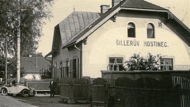 Šillerův hostinec byl otevřený od roku 1922, takto vypadal ve 30. letech. Od roku 1939 před ním stála benzinová pumpa.