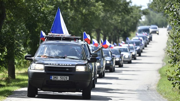 K arelu ap hnzdo v Olbramovicch se bl kolony lid protestujcch proti satku fa hnut ANO Andreje Babie s jeho dlouholetou partnerkou Monikou. Na snmku projd protestn kolona kolem arelu a z amplionu informuje o svm postoji. (29. ervence 2017)