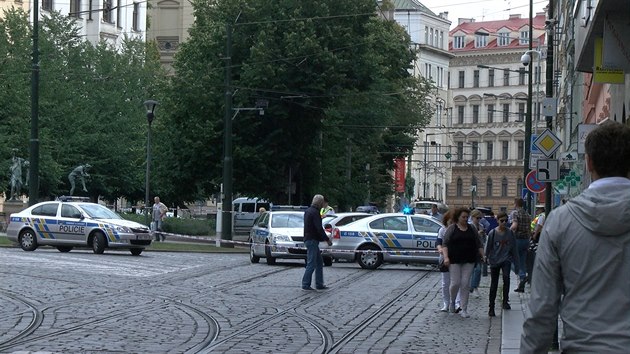 Na Senovážném náměstí v Praze vyskočil muž z okna do kolejiště (27.7.2017).