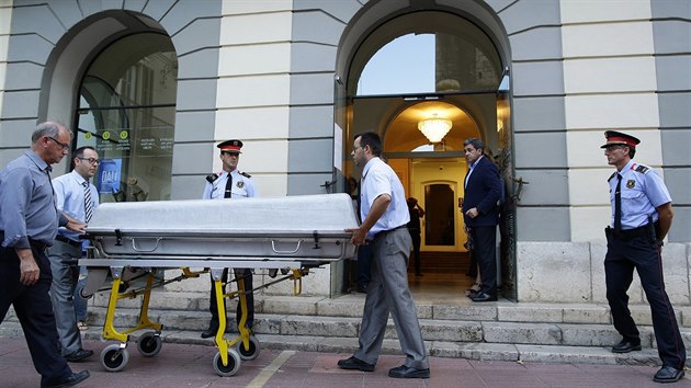 Odbornci na soudn medicnu oteveli hrob surrealisty Salvadora Dalho, aby 28 let po malov smrti odebrali vzorky tkn k proveden testu DNA. (20. 7. 2017)