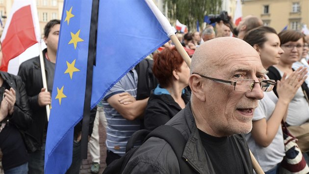 Odprci zkona, kter podle kritik omez nezvislost justice v Polsku, protestovali v ulicch. O nkolik hodin pozdji zkon proel Sentem. (21.7.2017)