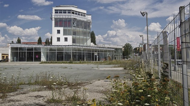Sedmipodlan budova na Rokycansk td v Plzni je zsti postaven naerno. (19. ervence 2017)