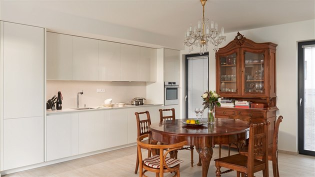 Spoleenskmu prostoru s kuchyn dominuje klasick jdeln stl s pbornkem.
