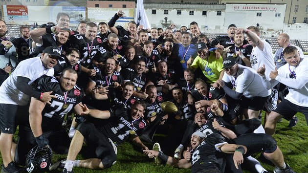 Prague Black Panthers jsou popt za sebou eskmi mistry v americkm fotbale a oslavuj.