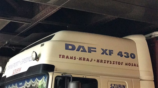 V podjezdu pod elezninm viaduktem strhl kamion trolej. Plachta kamionu hoela (26.7.2017)
