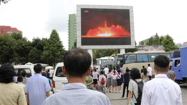 Severn Korea odplila dal mezikontinentln balistickou raketu a uvedla, e m na dostel Spojen stty. Zkouku rakety sledovali i lid v Pchjongjangu (29. ervence 2017).