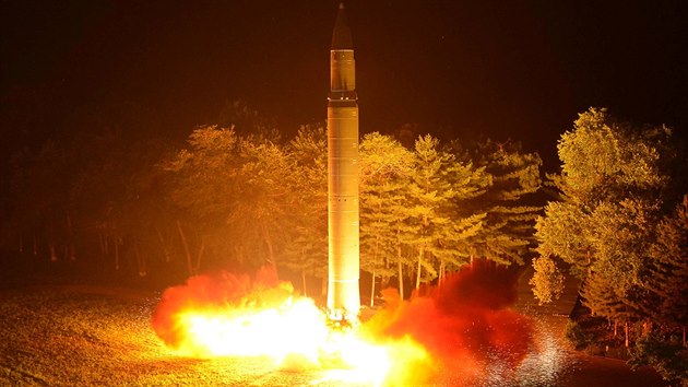 Severn Korea odplila dal mezikontinentln balistickou raketu a uvedla, e m na dostel Spojen stty. (29. ervence 2017)