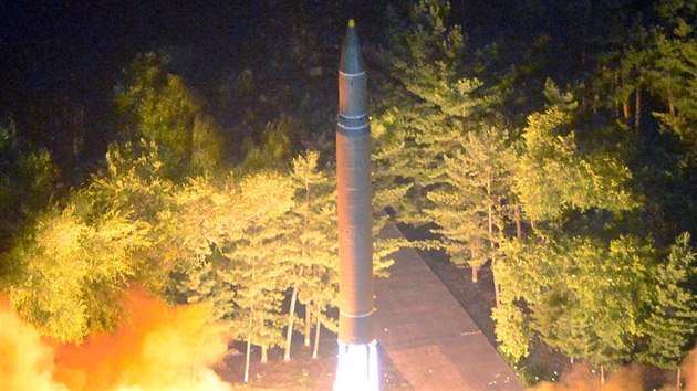 Severní Korea odpálila další mezikontinentální balistickou raketu a uvedla, že má na dostřel Spojené státy. Zkoušku rakety údajně sledoval i severokorejský vůdce Kim Čong-un (29. července 2017).