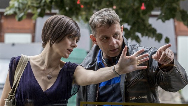 Herečka Klára Issová a režisér Filip Renč při natáčení komedie Zoufalé ženy dělají zoufalé věci