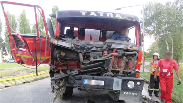 Srážka s dalším nákladním vozem na kraji Přerova odmrštila tatru tak silně, že z ní dveřmi vypadl spolujezdec.