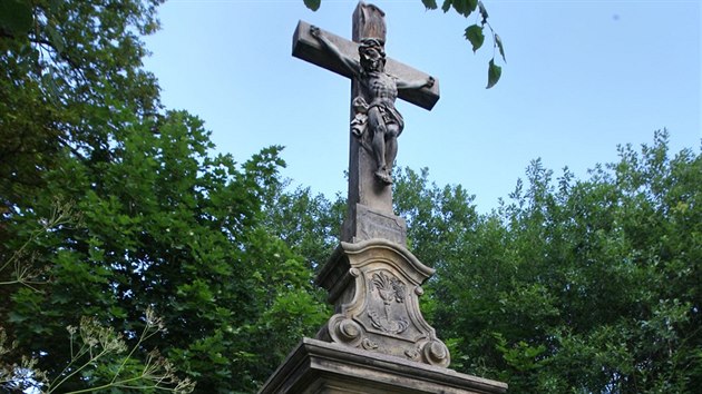 Kamenn k, kter je jednou z poslednch pipomnek nkdejho kostela se hbitovem v Arnolticch na Olomoucku.
