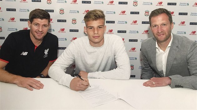 estnctilet brank Vtzslav Jaro (uprosted) podepsal smlouvu s Liverpoolem. V mldenickm tmu ho povede Steven Gerrard (vlevo).