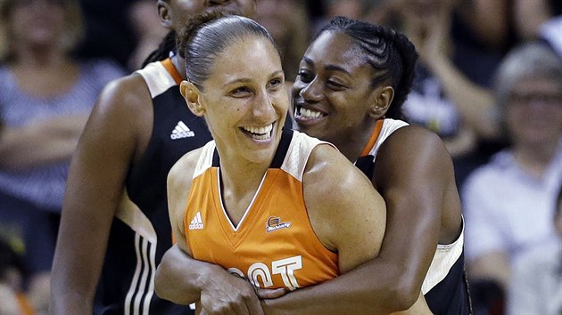 Tiffany Hayesová (vpravo) laškuje s Dianou Taurasiovou během Utkání hvězd WNBA.