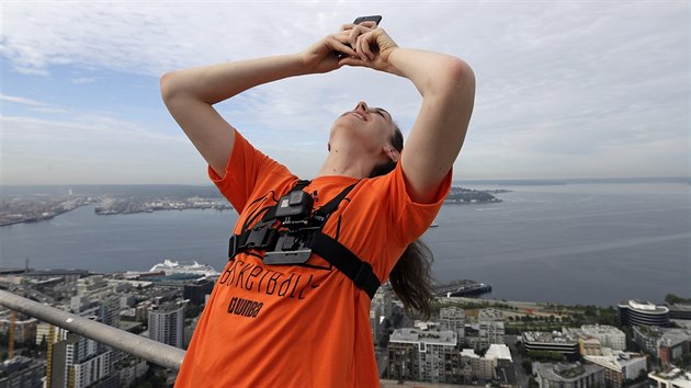Breanna Stewartov se v rmci propagace Utkn hvzd WNBA v Seattlu fot na vrcholku ve Space Needle.
