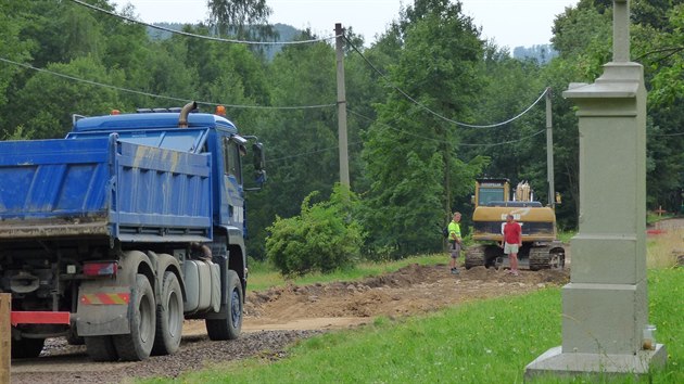 V ervenci zaala stavebn firma s opravami silnic k pechodu na esko-polsk hranici v Machovsk Lhot. (20. ervence 2017)
