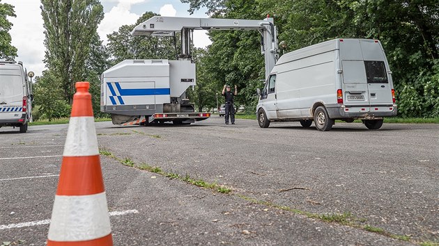 Celní správa kontrolovala v Hradci Králové kamiony za pomocí mobilního rentgenu (26.7.2017).