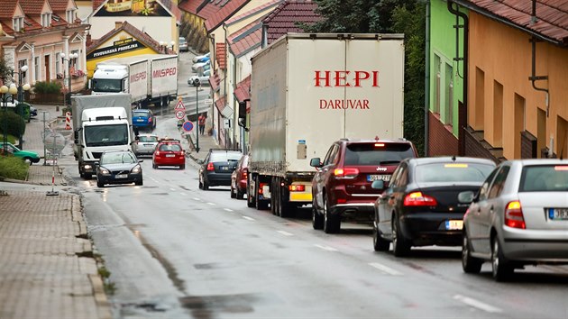 Na hlavním silničním tahu u Černé Hory opravují most, silniční doprava je proto odkloněna přes obec, kterou tak projíždějí tisíce aut.