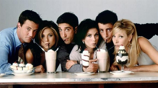 Matthew Perry, Jennifer Anistonová, David Schwimmer, Courteney Coxová, Matt LeBlanc a Lisa Kudrowová v seriálu Přátelé (1994)