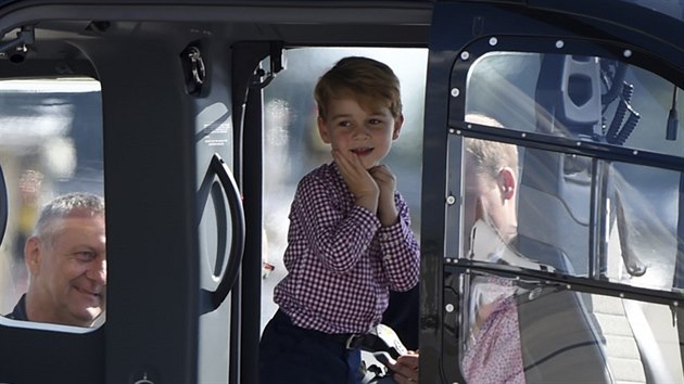 Princ George byl z prohlídky vrtulníku nadšený (Hamburk, 21. července 2017).