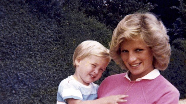 Těhotná princezna Diana a princ William na archivním snímku z roku 1984