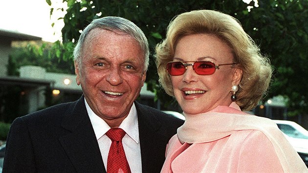 Frank Sinatra a jeho manželka Barbara (Malibu, 11. července 1996)