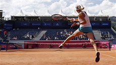 Tereza Martincová naskakuje do úderu na turnaji v Gstaadu.
