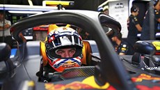 Max Verstappen sedí v monopostu Red Bull se svatozáří. Od příští sezony musí...