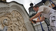 Restaurátoi  odstraují letité nánosy barev z reliéfu na vích pravoslavného...