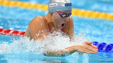 Česká plavkyně Martina Moravčíková při rozplavbě na trati 200 metrů prsa.