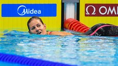 eská plavkyn Martina Moravíková slaví po rozplavb na trati 200 metr prsa.