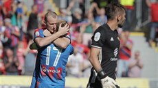 Hráči Plzně Patrik Hrošovský (17) a Michael Krmenčík slaví gól v utkání prvního...