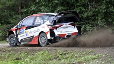 Jari-Matti Latvala z Finska se spolujezdcem Miikka Anttilou pi Finské rallye.