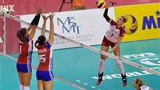 eské volejbalistky Andrea Kossanyiová (vlevo) a Veronika Struková kryjí úder...