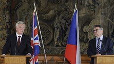 Ministr zahrani�ních v�cí �R Lubomír Zaorálek (vpravo) a ministr pro odchod...