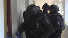 Policisté p�ekvapili dealery drog i násilným vstupem za pomoci beranidla.