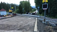 Snímek zachycující prbh prací na elezniním pejezdu u Borové ve stedu...