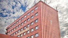 elezniní nádraí Pardubice s hotelovou budovou, která skrývá i zavené kino...