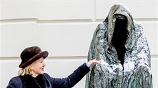 Sochařka Anna Chromy u svého díla Plášť svědomí. To stojí od roku 2000 stojí u...
