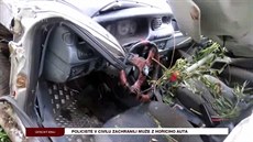 Chomutovtí policisté zachránili mue z hoícího auta