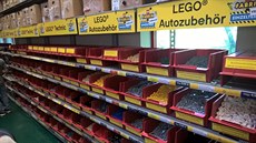 Souástí expozice, kde vám ukáou, jak se lego vyrábí, je i obchod, kde...