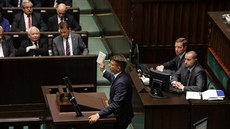 Pedseda polské strany Moderní Ryszard Petru ostatním poslancm ped hlasováním...