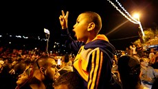 Palestinci ped Lví bránou v Jeruzalém oslavují rozhodnutí Izraele odstranit...