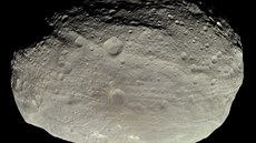 Planetka Vesta v p�irozených barvách na snímku z vesmírné sondy Dawn