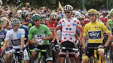 NA STARTU. Majitelé �ty� nejslavn�j�í trikot - zprava Chris Froome, Warren...