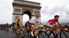 Momentka ze závěrečné etapy Tour de France.